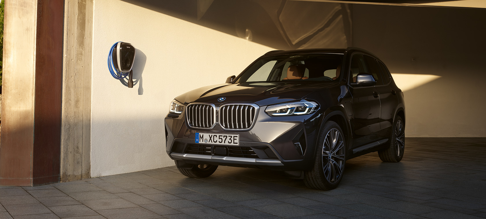 Plug-in hybrid BMW X3 G01 Sophisto Grey (šedá) 2021 Plug-in hybrid BMW X3 G01 v barvě Sophisto Grey (šedá) ze tříčtvrtečního pohledu zepředu staticky 2021