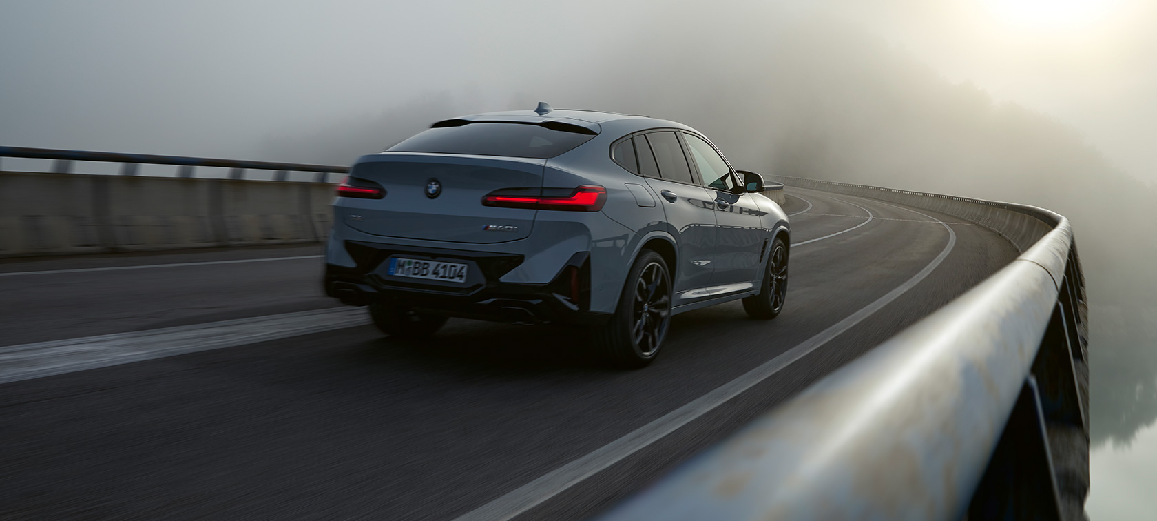 BMW X4 G02 Financial Services 2021 BMW X4 G02 Financial Services Brooklyn Grey (šedá) tříčtvrteční statický pohled zezadu 2021