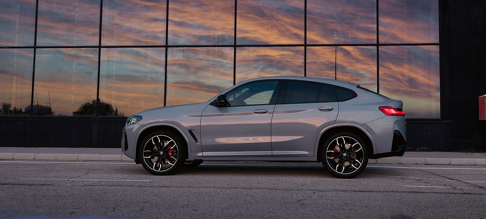 BMW X4 G02 jízdní tříčtvrteční záběr zezadu 2021
