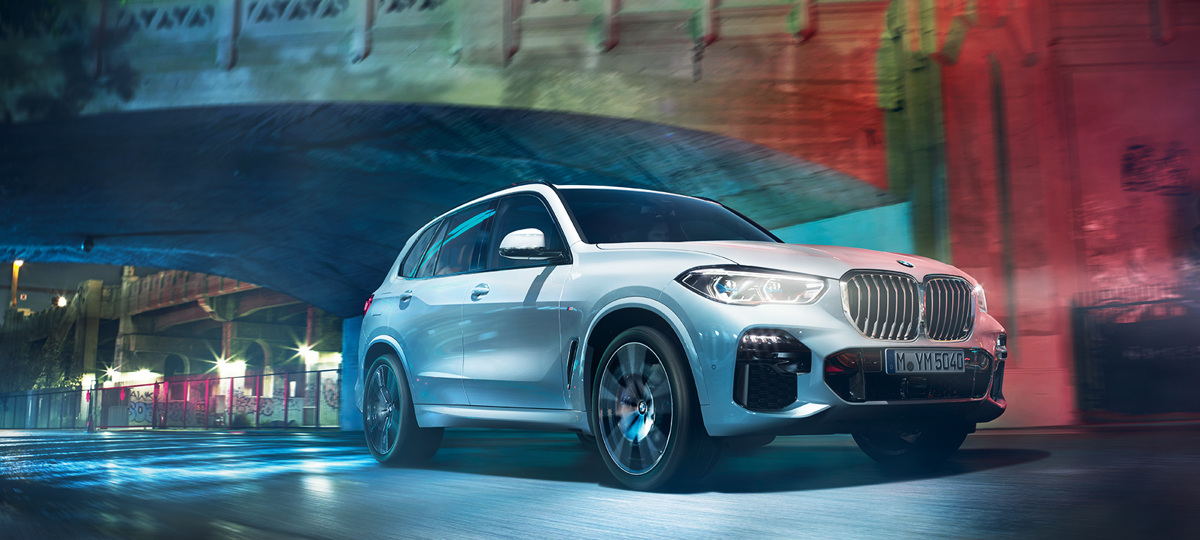BMW X5 v akci BMW X5 jedoucí nočním městem