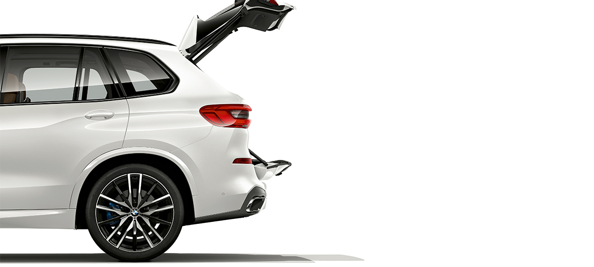 BMW X5 otevřený zavazadelník Boční pohled na BMW X5 s otevřeným dvoudílným víkem zavazadelníku