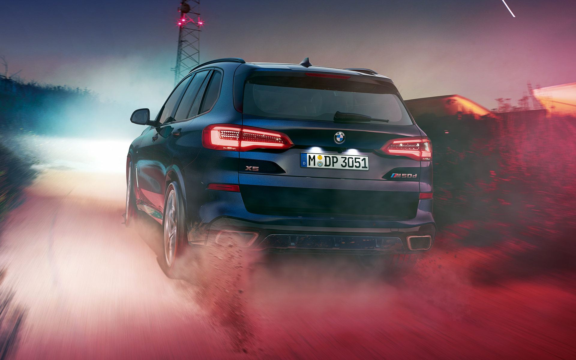 Zadní část BMW X5 M50d Noční záběr zadní části BMW X5 M50d v městském prostředí