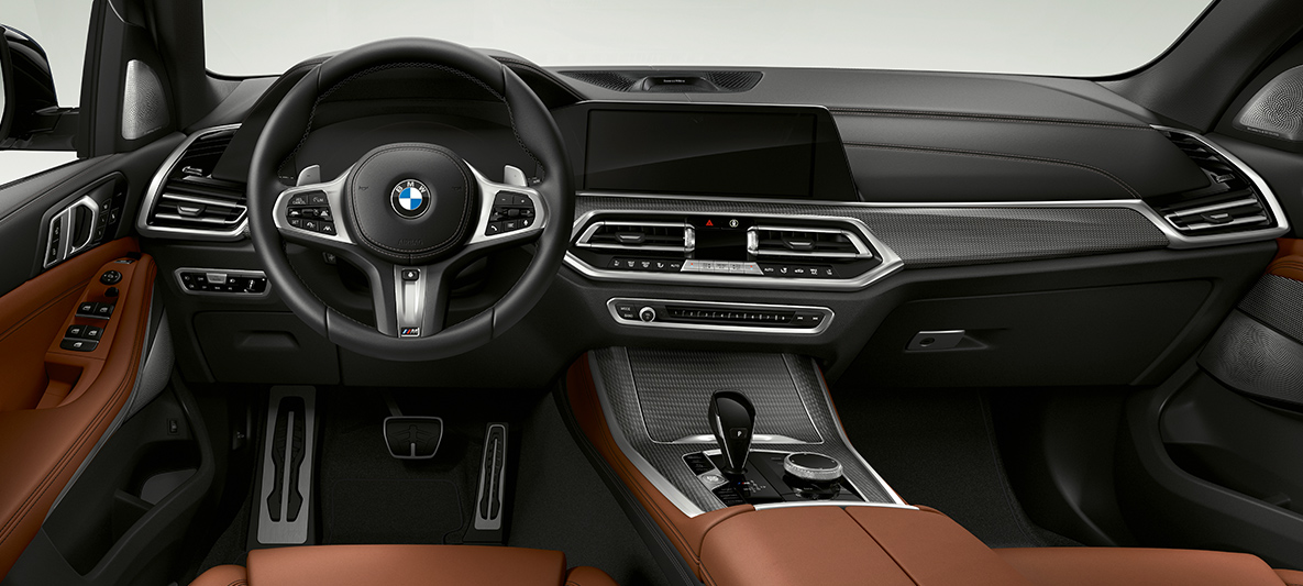 Interiér BMW X5 M50d Interiér BMW X5 M50d s kokpitem, přístrojovým panelem a středovou konzolou