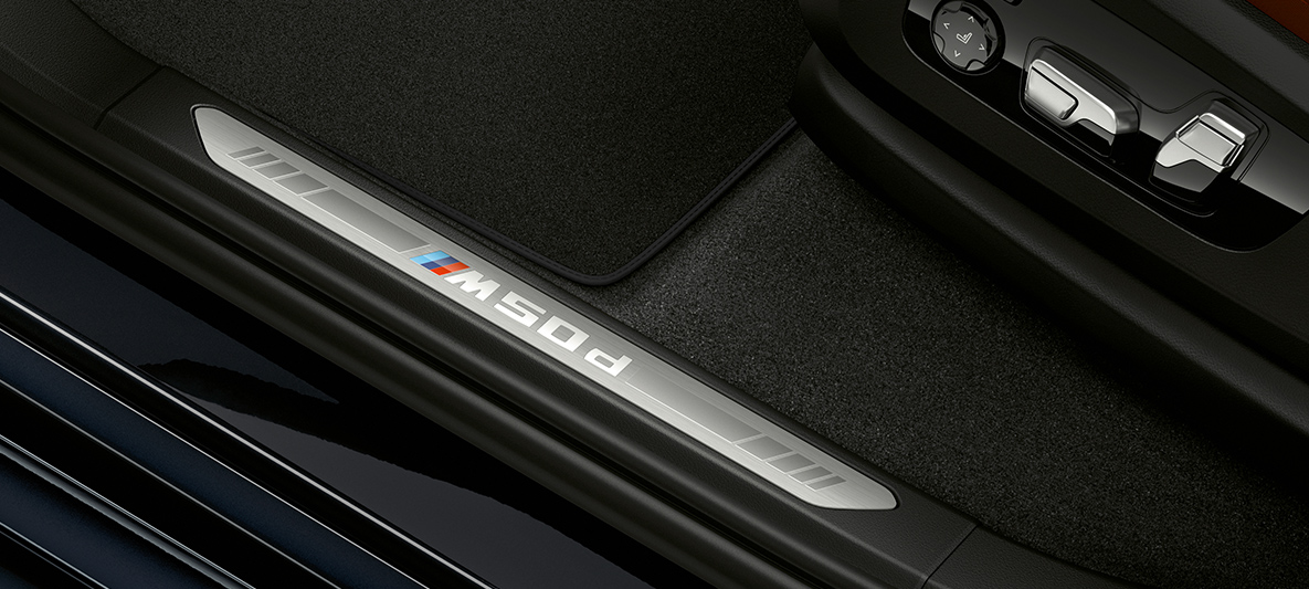 Dveřní prahové lišty modelu BMW X5 M50d Dveřní prahové lišty s nápisem BMW Individual modelu BMW X5 M50d