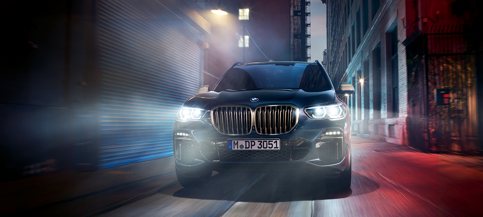 BMW X5 M50d v akci BMW X5 M50d na ulici v noci