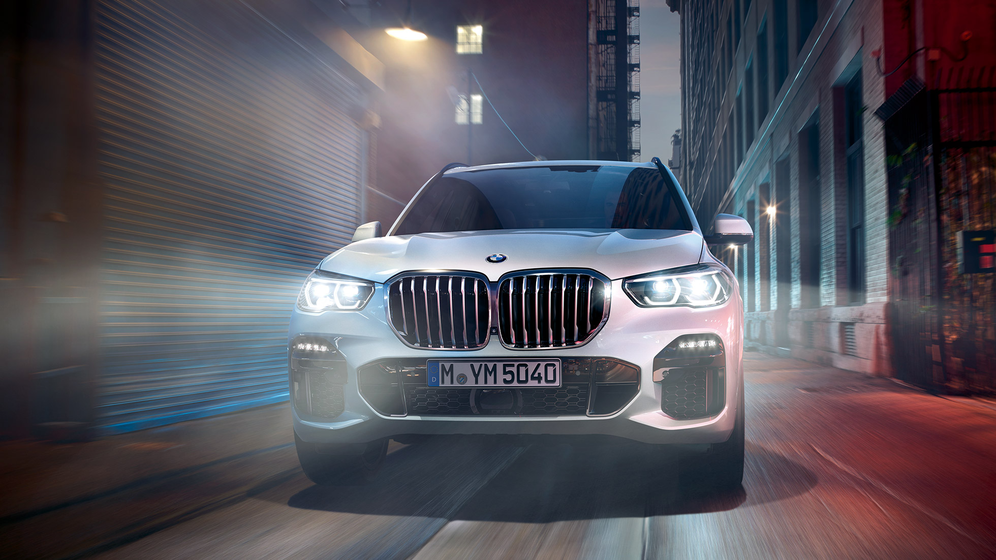 BMW X5 při pohledu zepředu BMW X5 G05 2018 v metalické barvě Mineral White (bílá) při pohledu zepředu