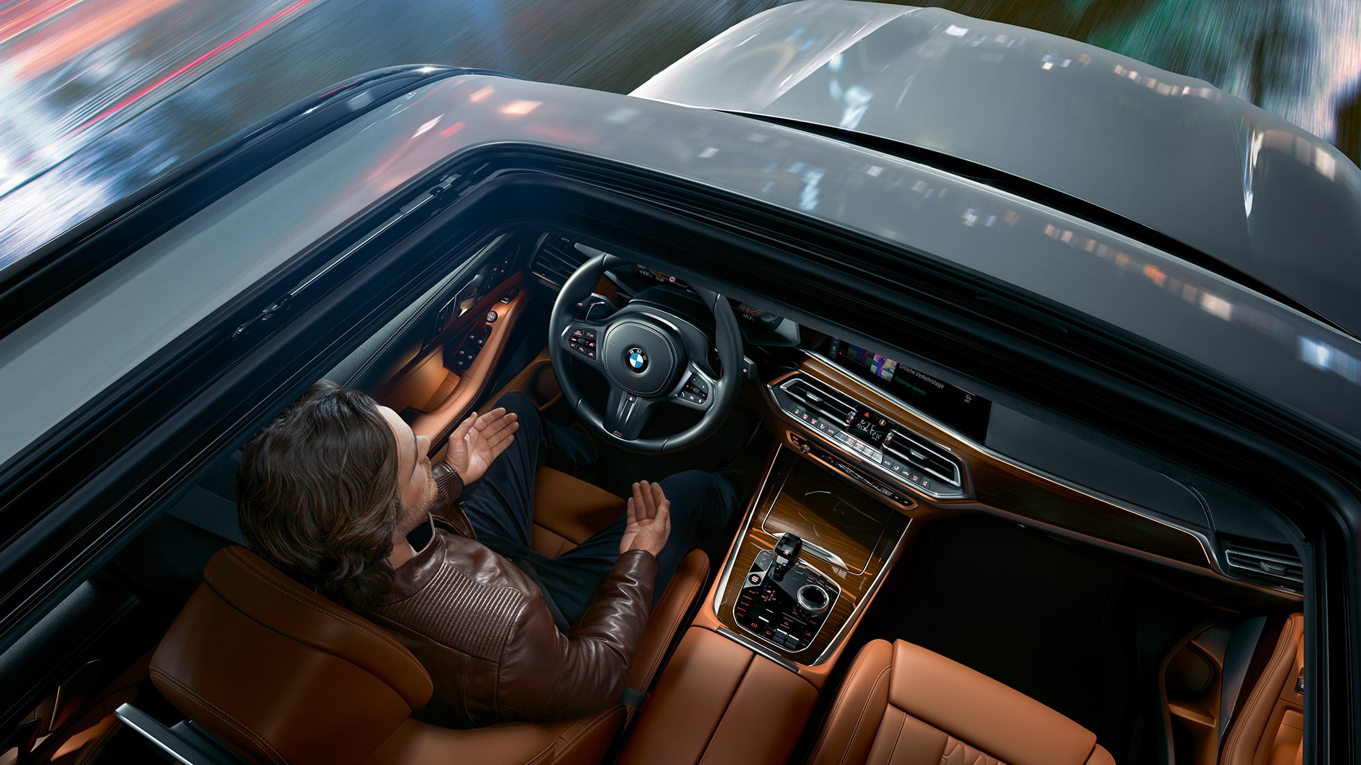Pohled přes panoramatickou skleněnou střechu BMW X5 BMW X5 G05 2018 v metalické barvě Mineral White (bílá) z ptačí perspektivy přes panoramatickou skleněnou střechu