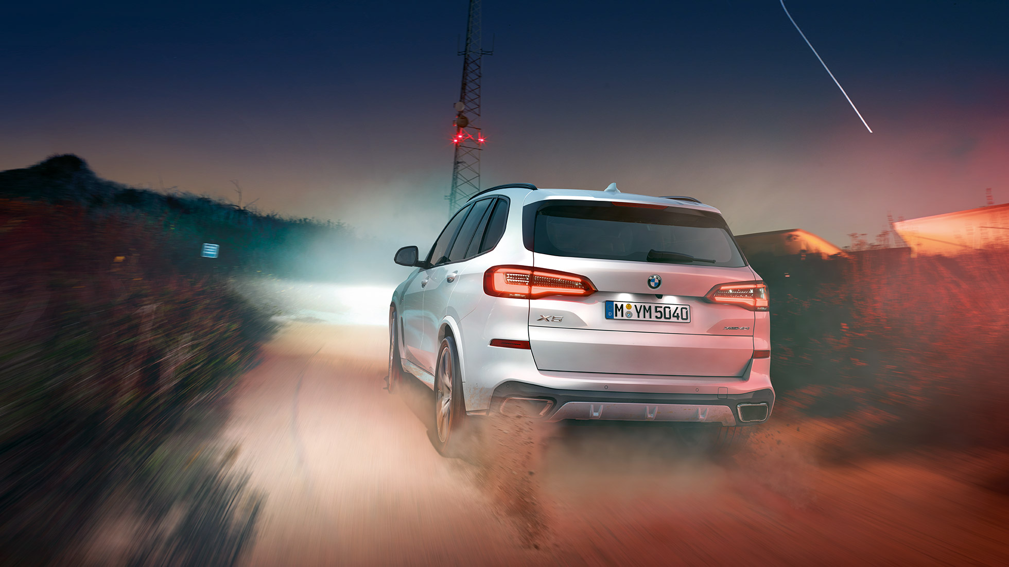 BMW X5 xDrive40i pohled zezadu BMW X5 xDrive40i G05 2018 v metalické barvě Mineral White (bílá) při pohledu zezadu