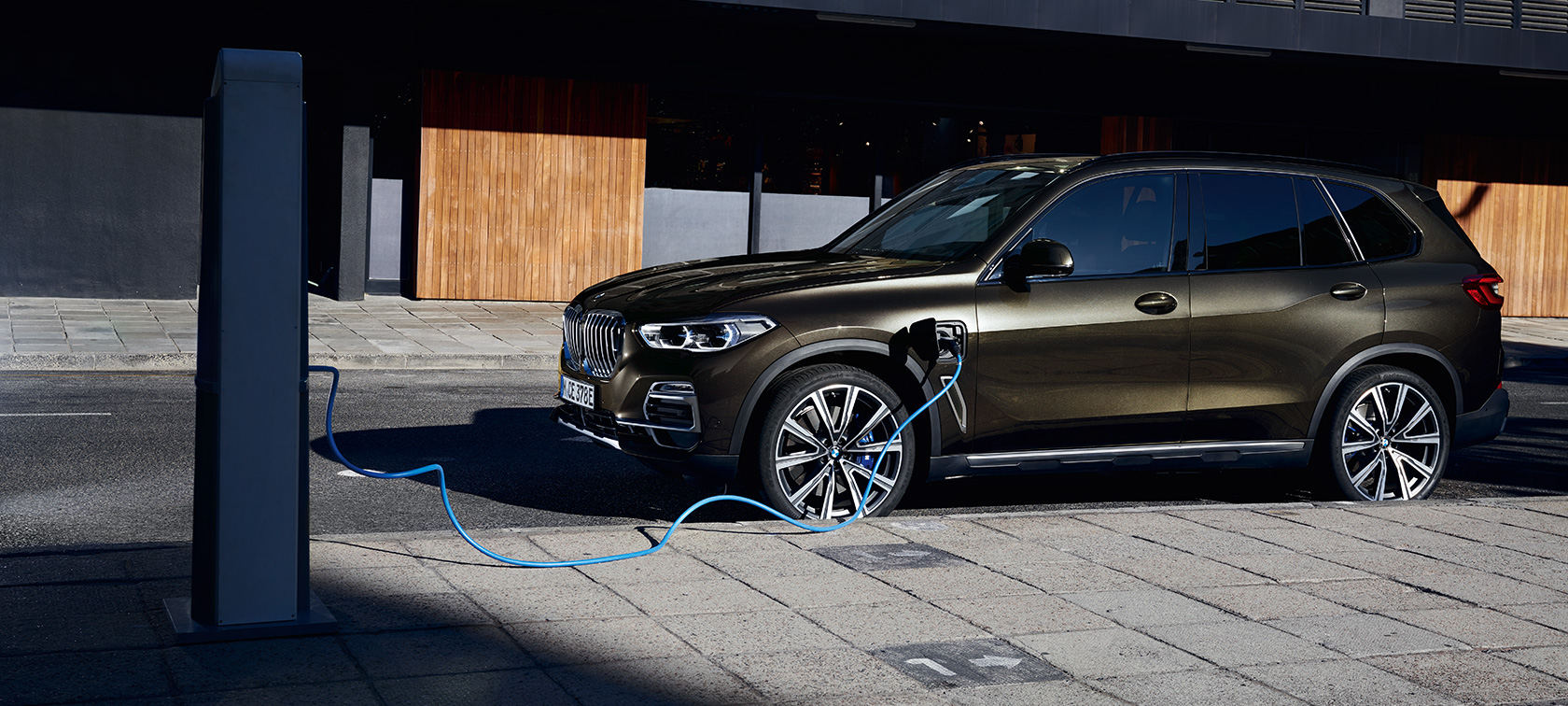 Plug-in hybridní BMW X5 xDrive45e G05 pohled zepředu Plug-in hybridní BMW X5 xDrive45e G05 pohled zepředu při nabíjení