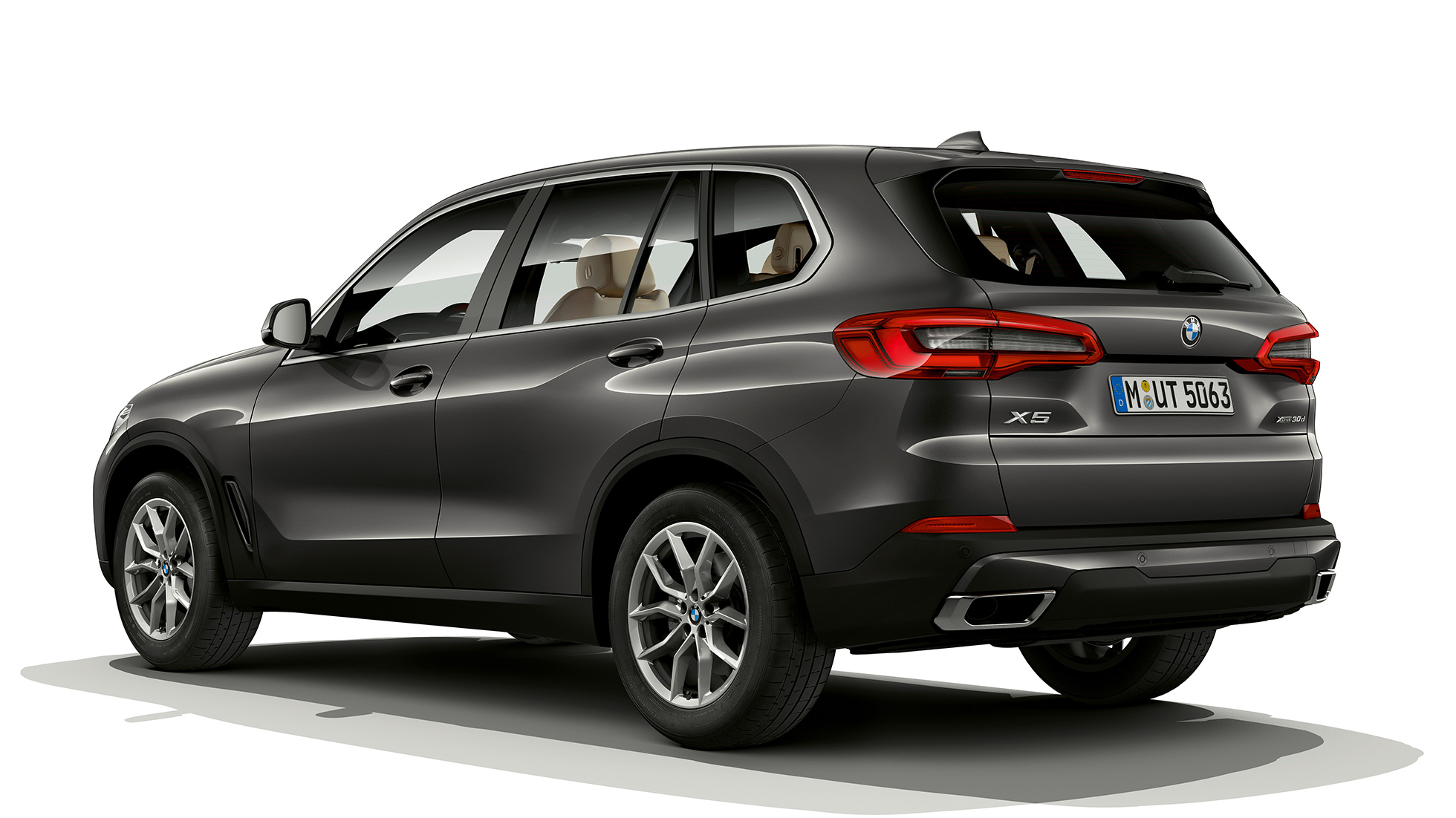Základní model BMW X5 xDrive30d ze tříčtvrtečního pohledu zezadu Základní model BMW X5 xDrive30d G05 2018 v metalické barvě Sophisto Grey (šedá) s briliantovým efektem ze tříčtvrtečního pohledu zezadu