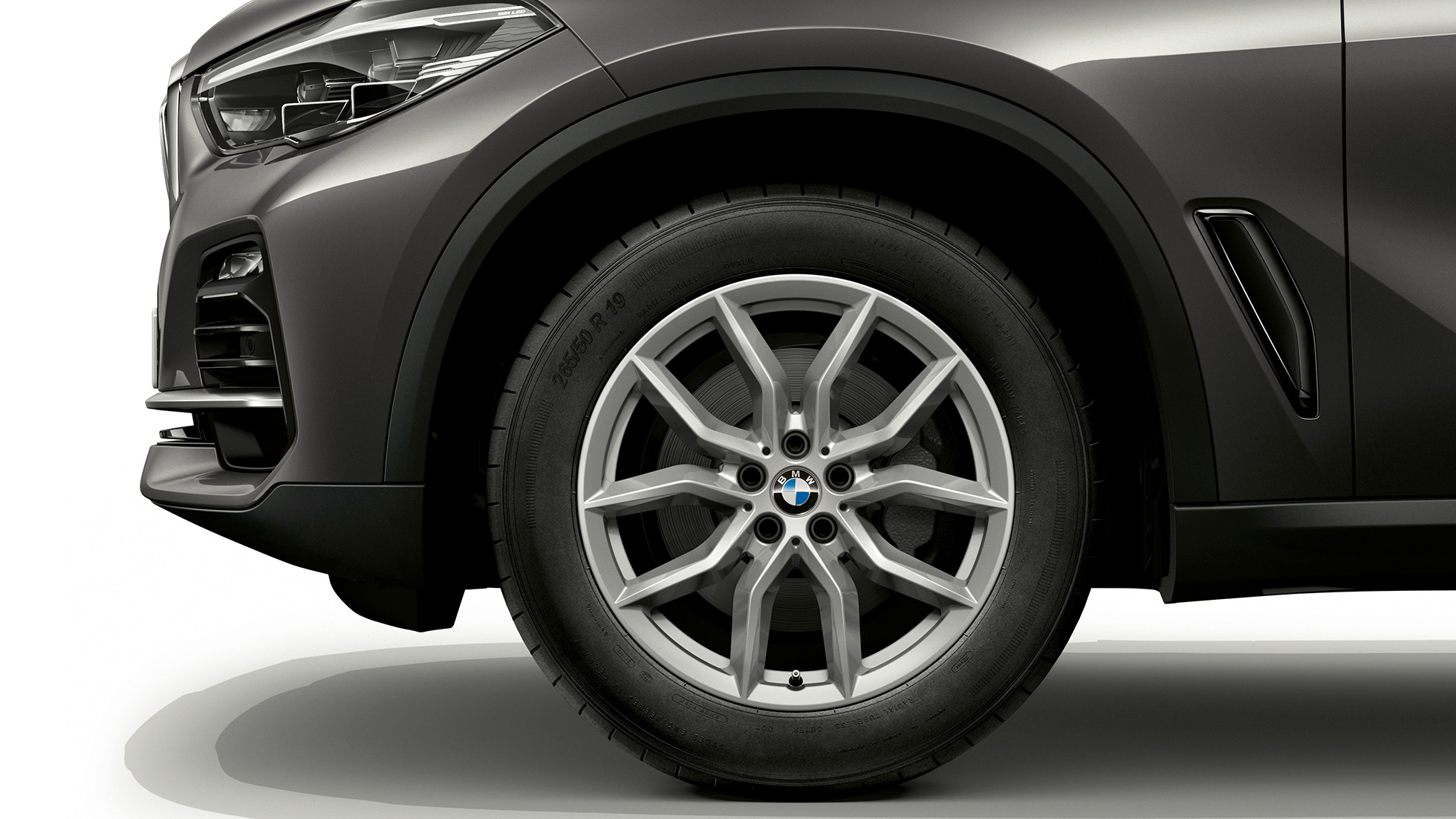 Základní model BMW X5 xDrive30d boční pohled na přední část s ráfkem Základní model BMW X5 xDrive30d G05 2018 v metalické barvě Sophisto Grey (šedá) s briliantovým efektem boční pohled na přední část s ráfkem