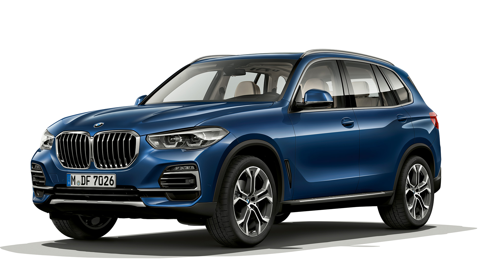 Model xLine BMW X5 xDrive40i ze tříčtvrtečního pohledu zepředu Model xLine BMW X5 xDrive40i G05 2018 v metalické barvě Phytonic Blue ze tříčtvrtečního pohledu zepředu