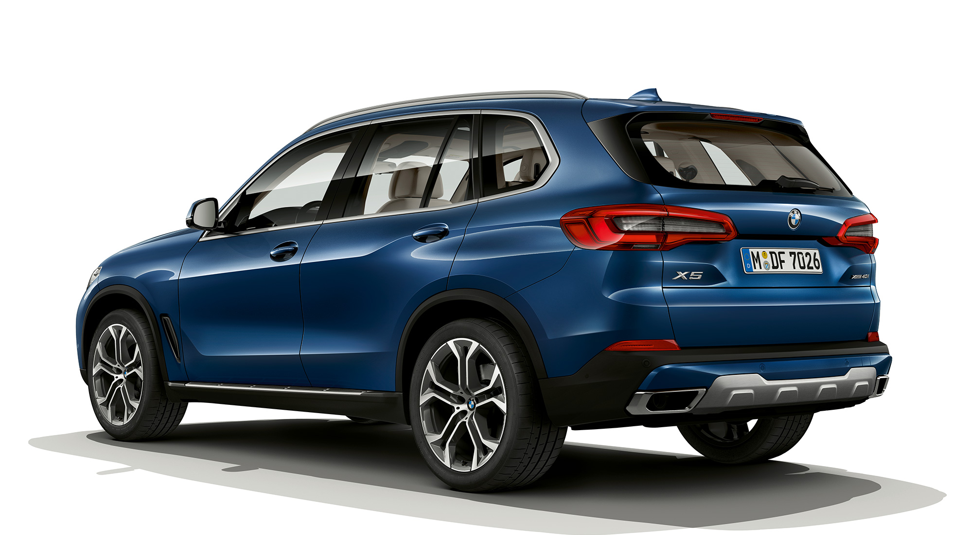 Model xLine BMW X5 xDrive40i ze tříčtvrtečního pohledu zezadu Model xLine BMW X5 xDrive40i G05 2018 v metalické barvě Phytonic Blue ze tříčtvrtečního pohledu zezadu