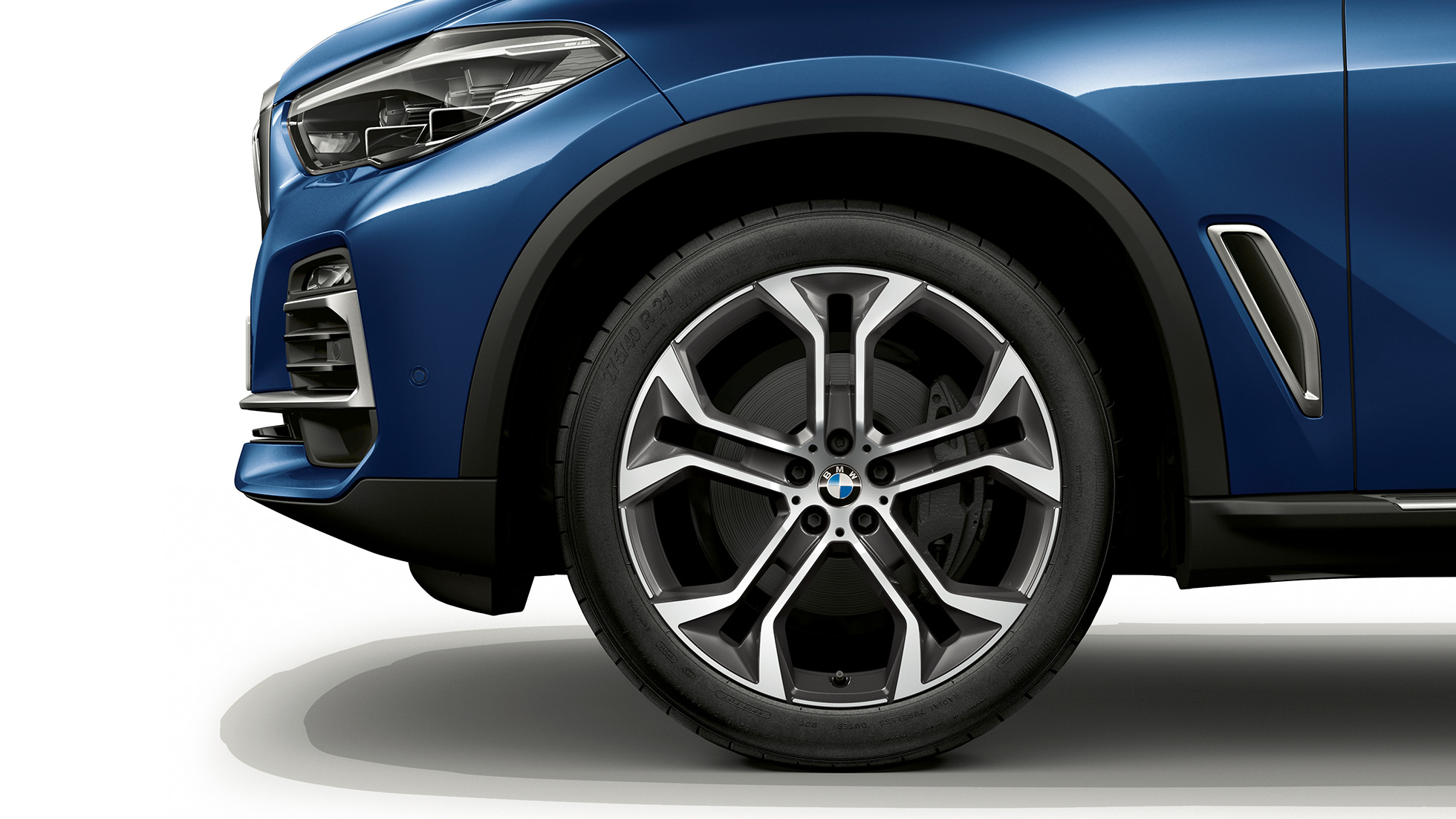 Model xLine BMW X5 xDrive40i boční pohled přední část s ráfkem Model xLine BMW X5 xDrive40i G05 2018 v metalické barvě Phytonic Blue boční pohled na přední část s ráfkem