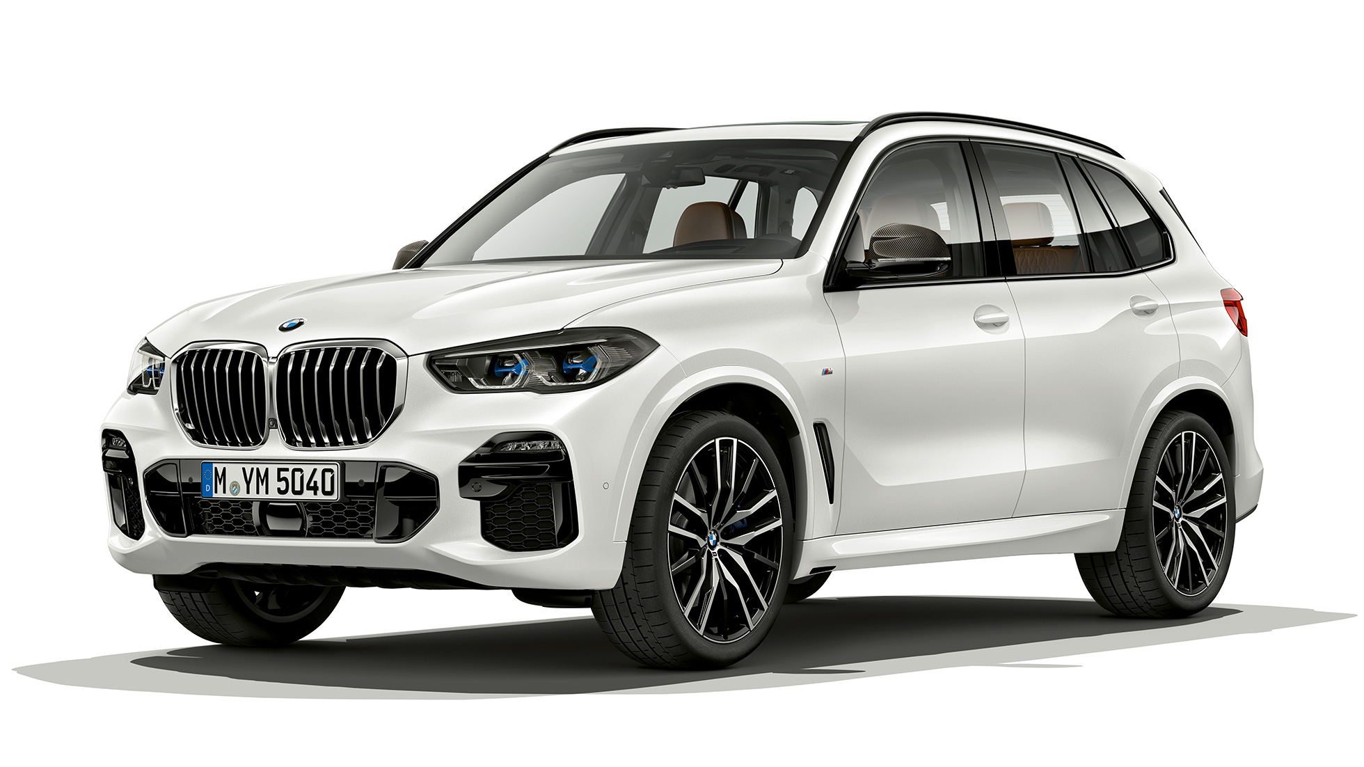 M sportovní paket BMW X5 xDrive40i ze tříčtvrtečního pohledu zepředu M sportovní paket BMW X5 xDrive40i G05 2018 v metalické barvě Mineral White (bílá) ze tříčtvrtečního pohledu zepředu