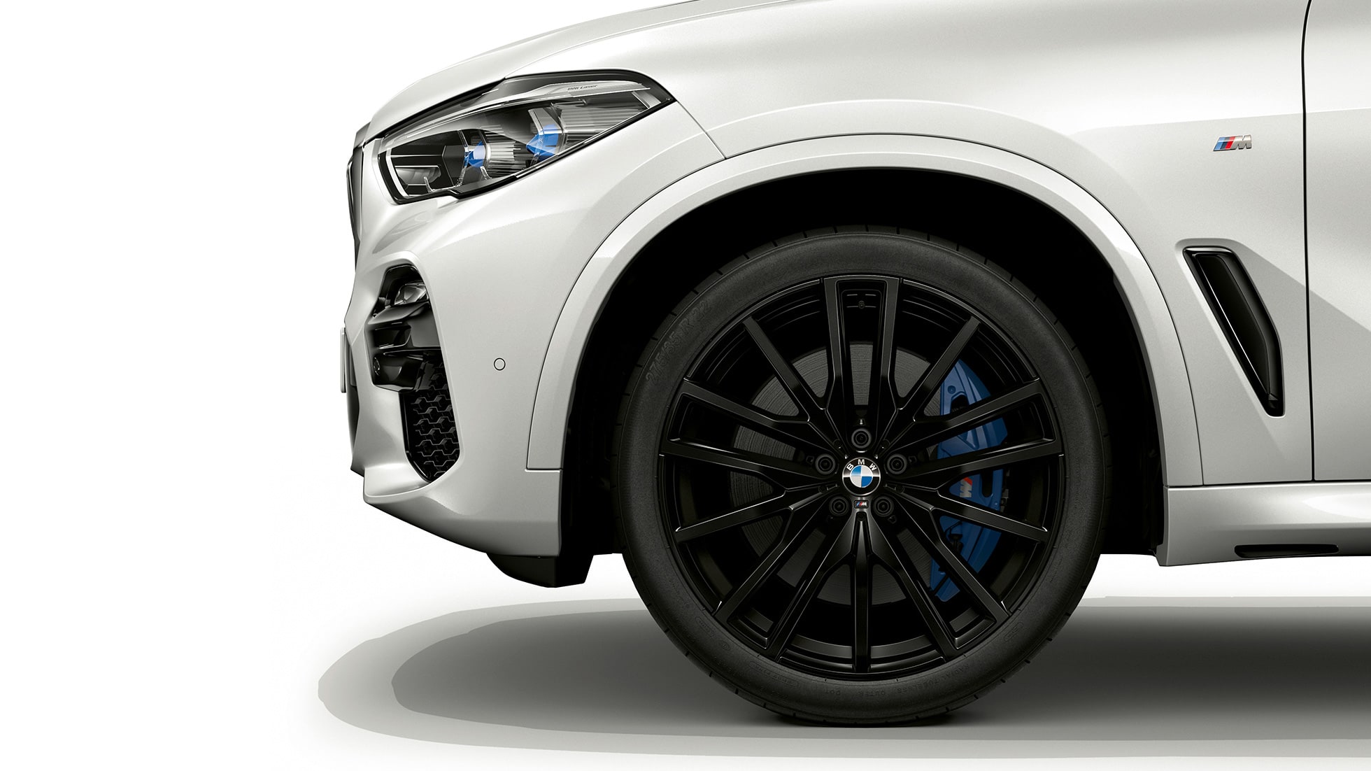 M sportovní paket BMW X5 xDrive40i boční pohled na přední část s ráfkem M sportovní paket BMW X5 xDrive40i G05 2018 v metalické barvě Mineral White (bílá) boční pohled na přední část s ráfkem
