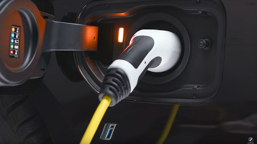 Plug-in hybridní BMW připojené k nabíjecímu kabelu Plug-in hybridní BMW X5 G05 připojené k nabíjecímu kabelu, detail