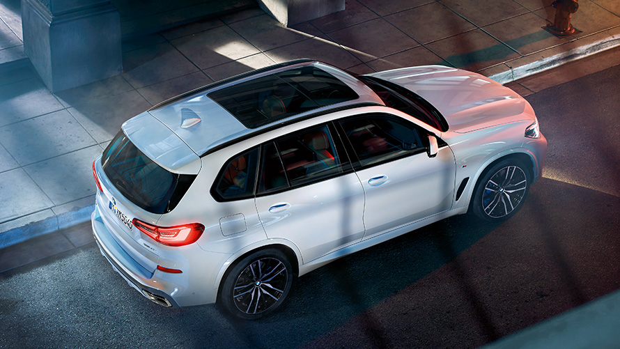 BMW X5 z ptačí perspektivy BMW X5 z ptačí perspektivy