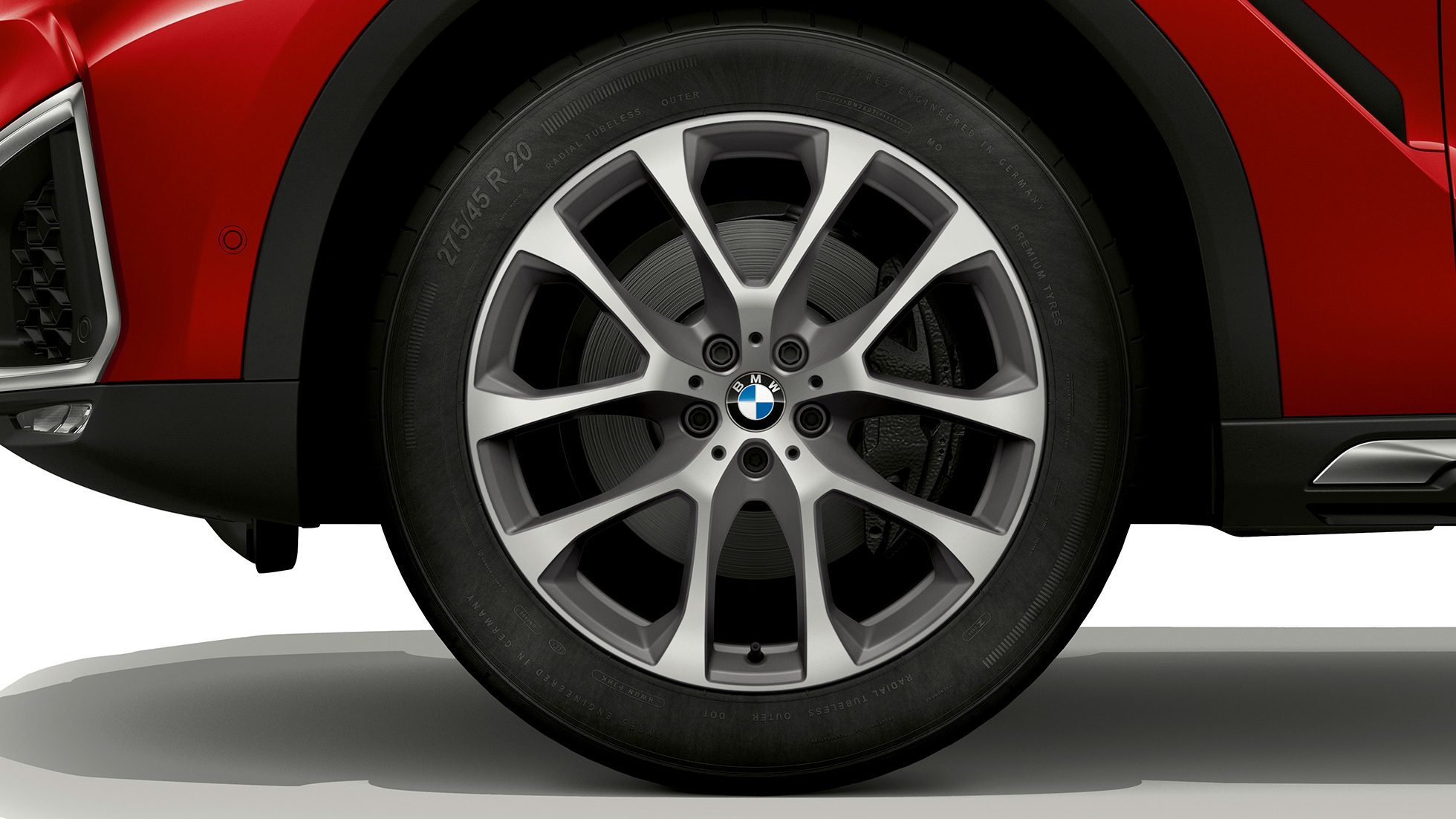 BMW X6 s BMW xLine, kolo z lehké slitiny. BMW X6 s BMW xLine, detail na kolo z lehké slitiny.