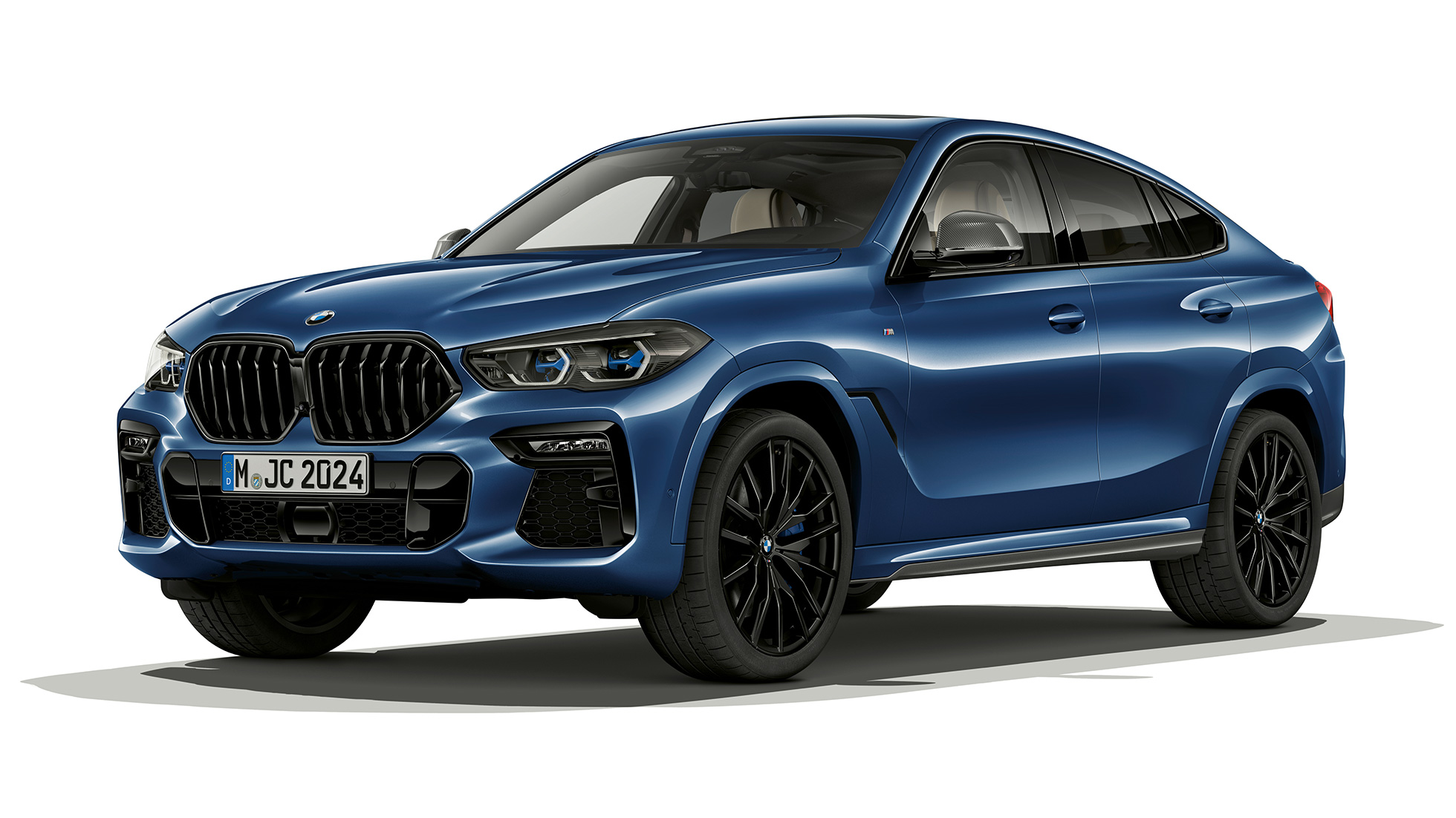 BMW X6 s M sportovním paketem, exteriér. Tříčtvrteční pohled zepředu na BMW X6 s M sportovním paketem.