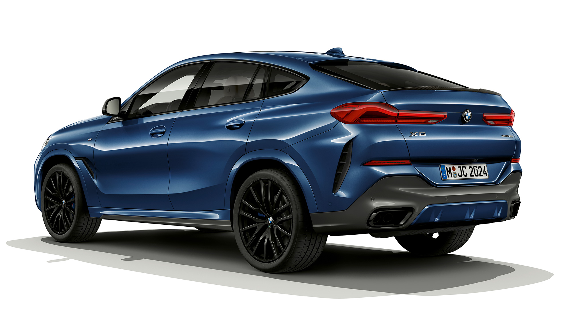BMW X6 s M sportovním paketem, záď. Tříčtvrteční pohled zezadu na BMW X6 s M sportovním paketem.