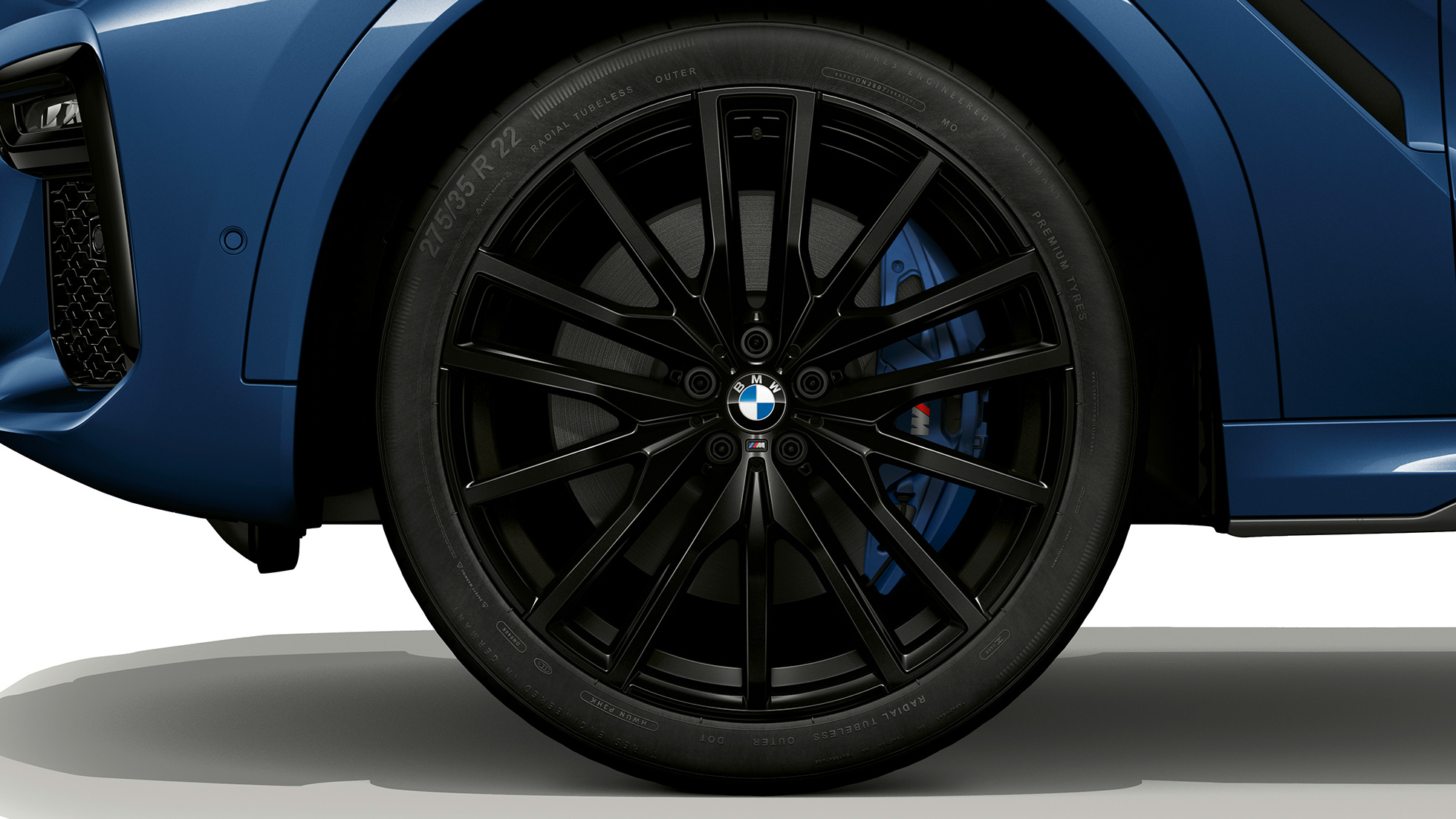 BMW X6 s M sportovním paketem, kola z lehké slitiny. BMW X6 s M sportovním paketem se záběrem na kola z lehké slitiny.