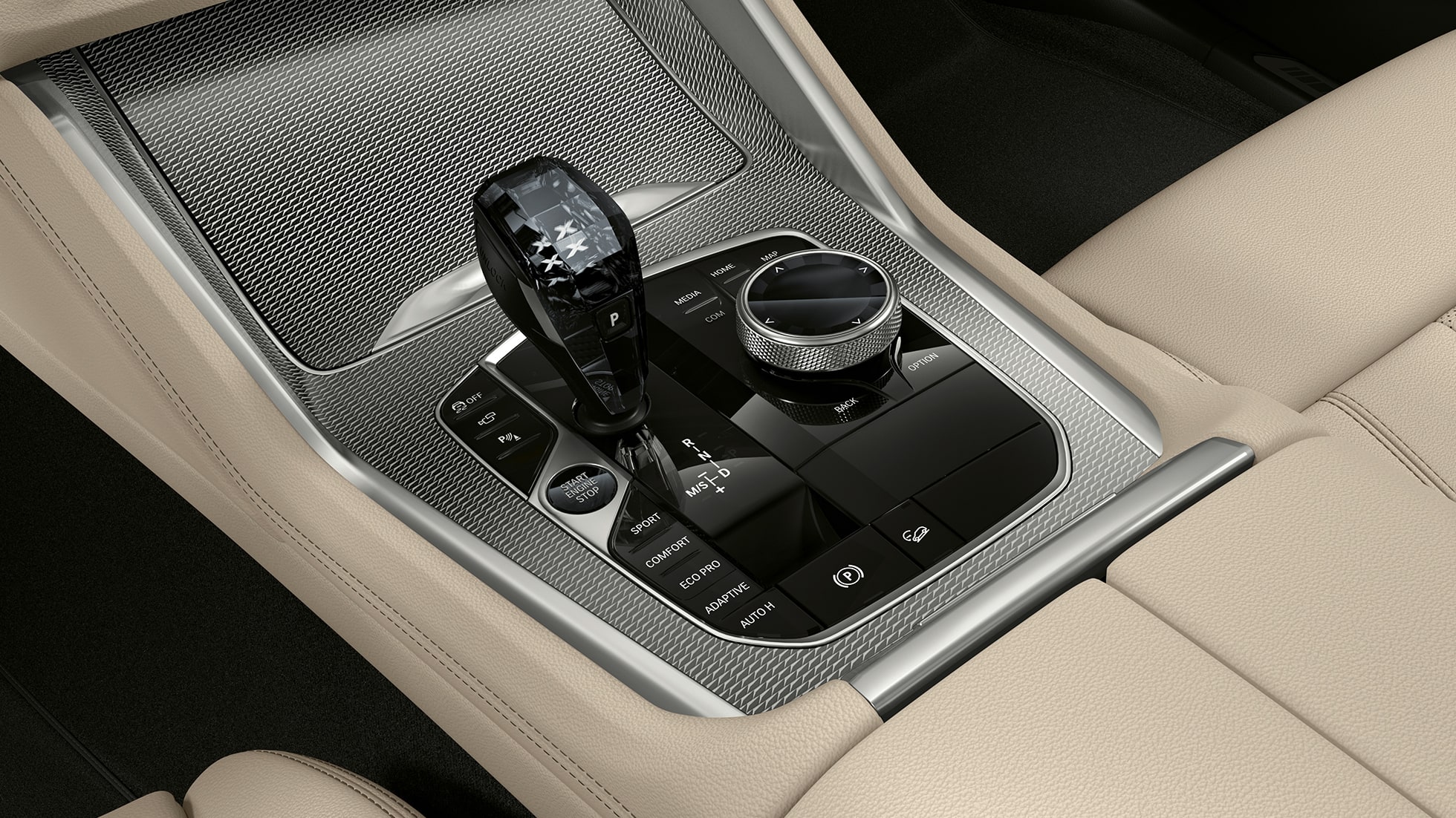 BMW X6 s M sportovním paketem, středový panel. Interiér BMW X6 s M sportovním paketem se záběrem na středový panel.