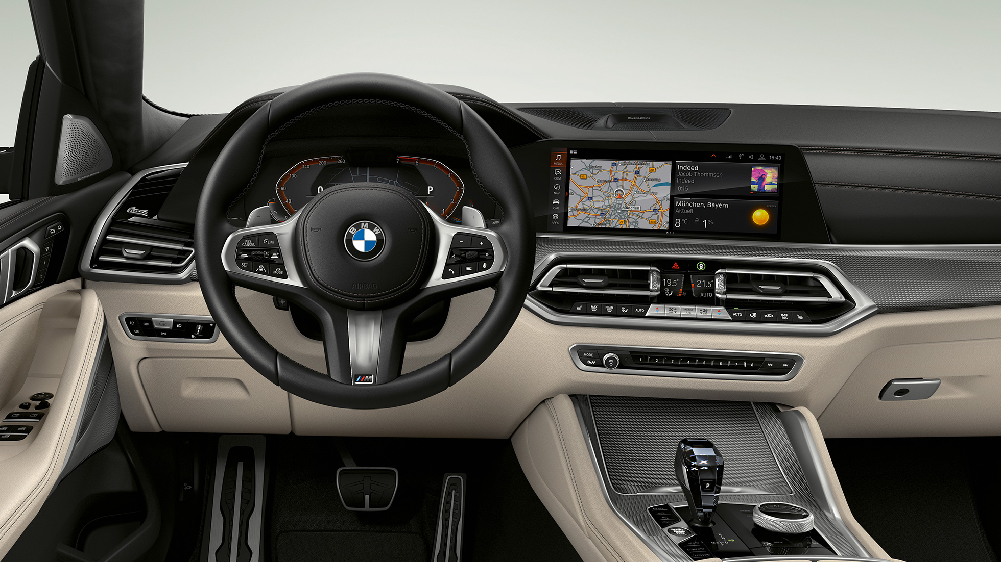 BMW X6 s M sportovním paketem, kokpit. BMW X6 s M sportovním paketem se záběrem na kokpit.