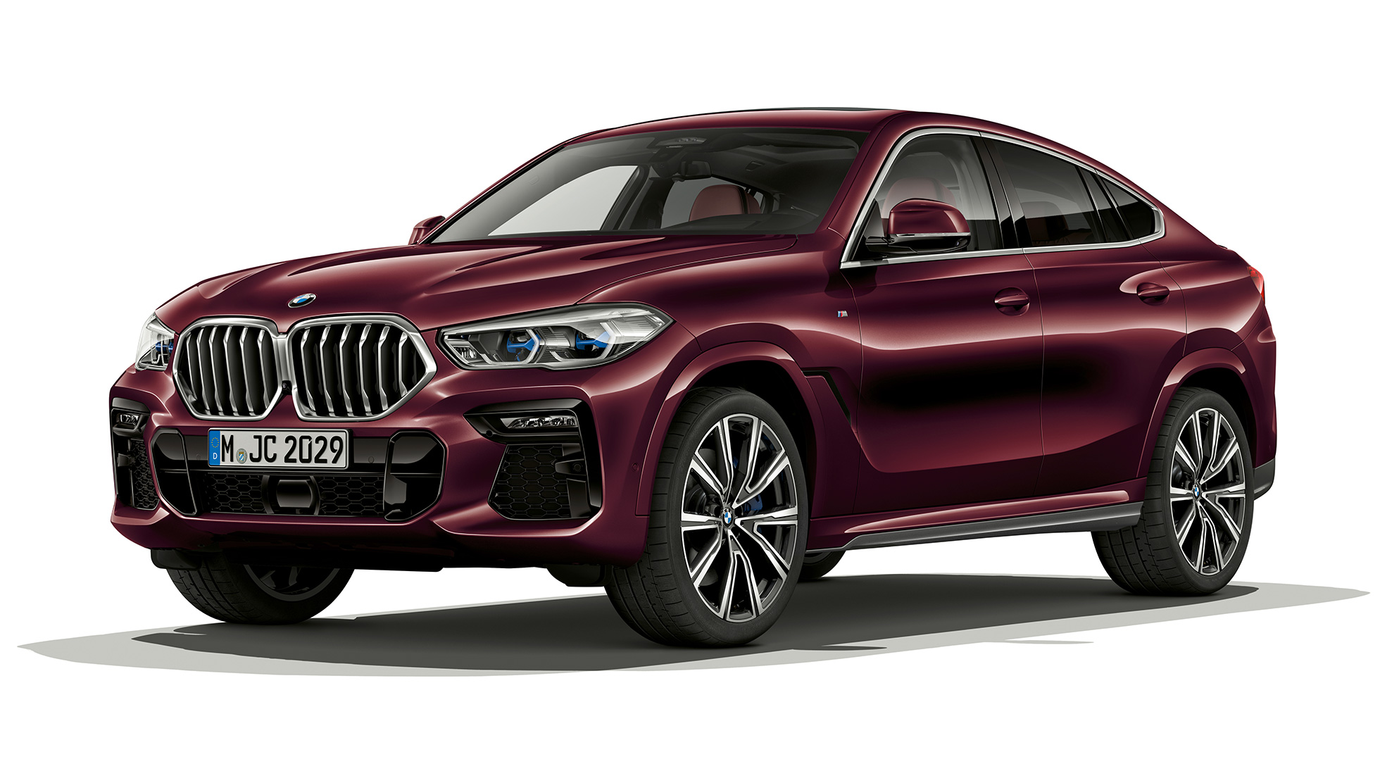 BMW X6 s BMW Individual, exteriér. Tříčtvrteční pohled zepředu na BMW X6 s BMW Individual.