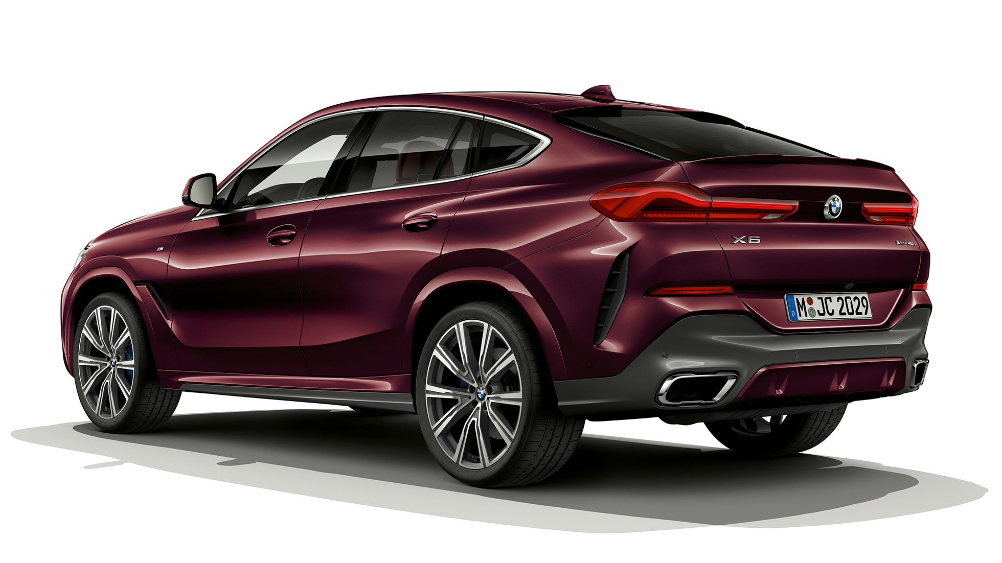 BMW X6 s BMW Individual, záď. Tříčtvrteční pohled zezadu na BMW X6 s BMW Individual.