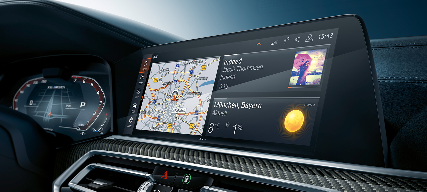 Kokpit se záběrem na Head-Up Displej. Kokpit BMW X6 se záběrem na Head-Up Displej.
