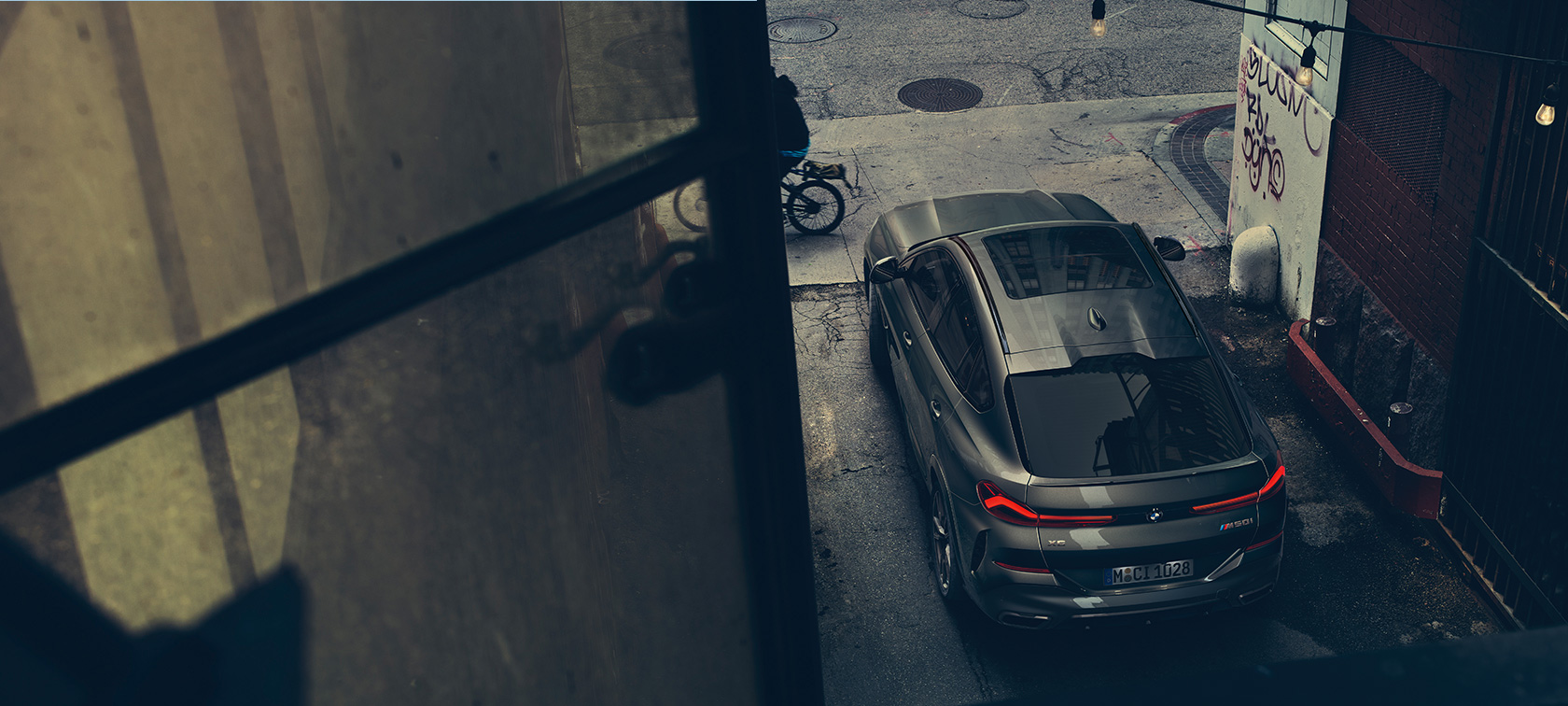 Záď BMW X6. Zadní část BMW X6 z ptačí perspektivy.