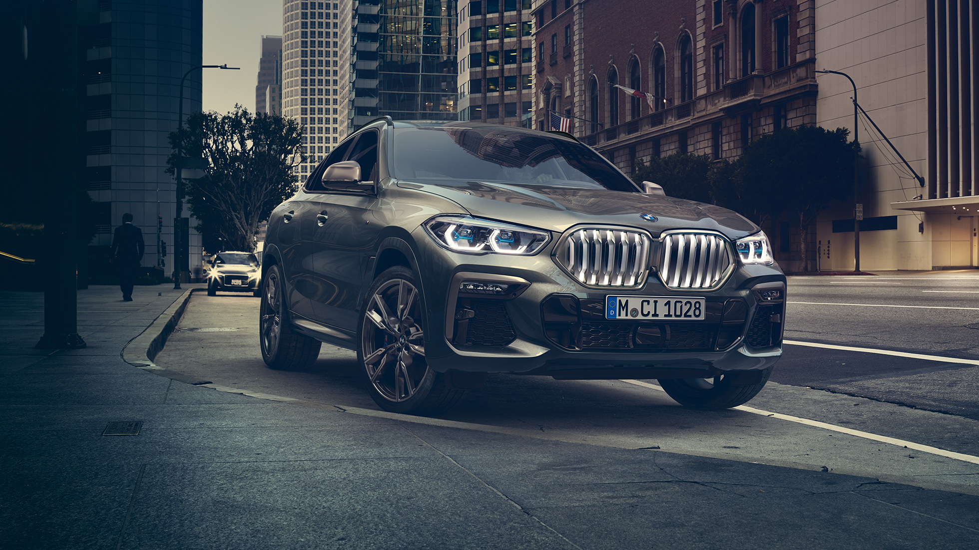 BMW X6, Adaptivní M podvozek Professional. Tříčtvrteční pohled zepředu na BMW X6 stojící před městskou zástavbou.
