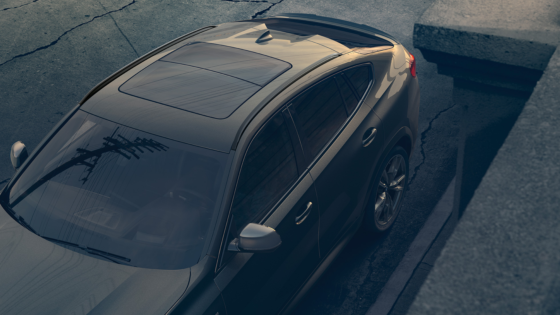 Panoramatická prosklená střecha Sky Lounge BMW X6. Detailní pohled na BMW X6 s panoramatickou prosklenou střechou Sky Lounge.