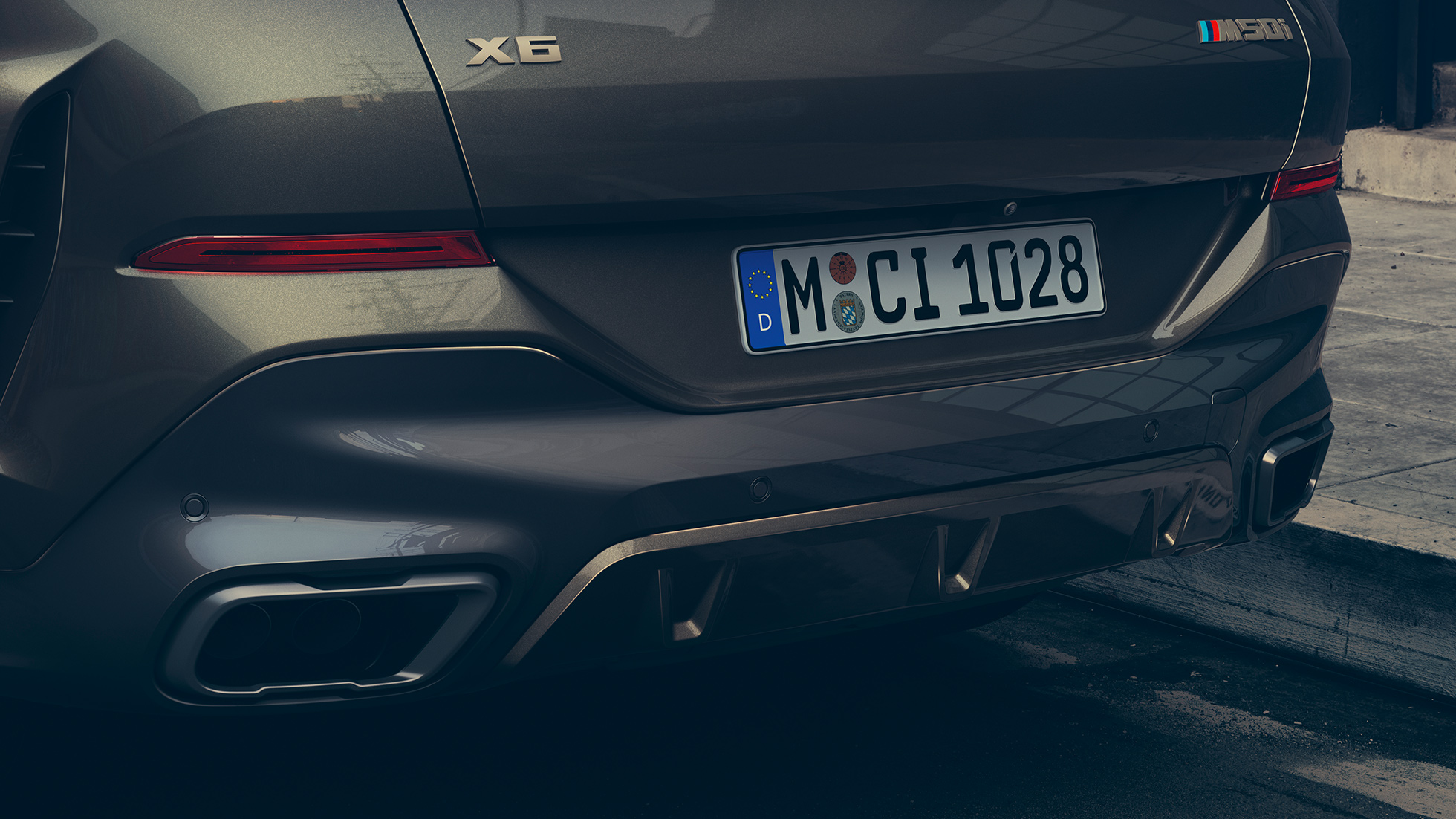 M sportovní výfuk BMW X6. Detailní záběr na M sportovní výfuk BMW X6.