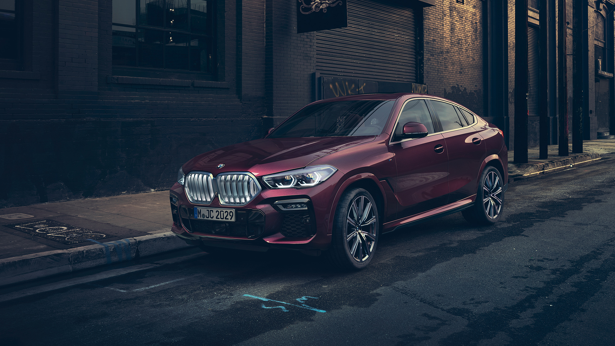 Exteriér BMW X6 Individual. Tříčtvrteční pohled zepředu na BMW X6 Individual.