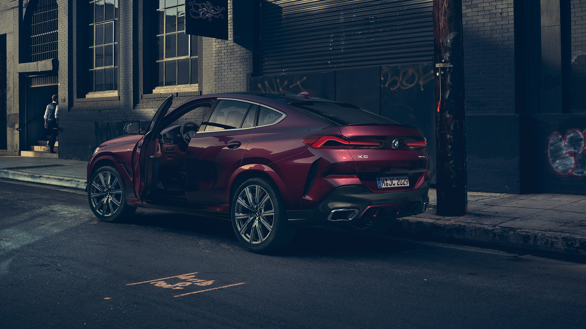 Pohled zezadu na BMW X6 Individual. Tříčtvrteční pohled zezadu na BMW X6 Individual.