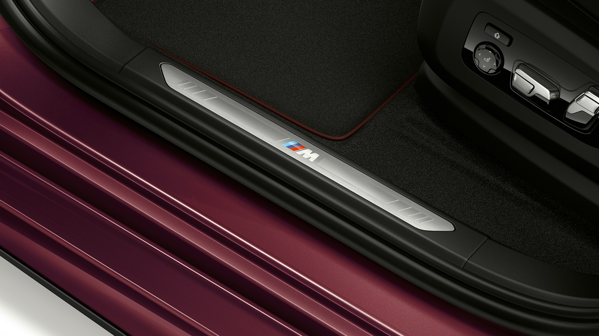 Prahová lišta BMW X6 Individual. Interiér BMW X6 Individual s detailním záběrem na prahovou lištu.