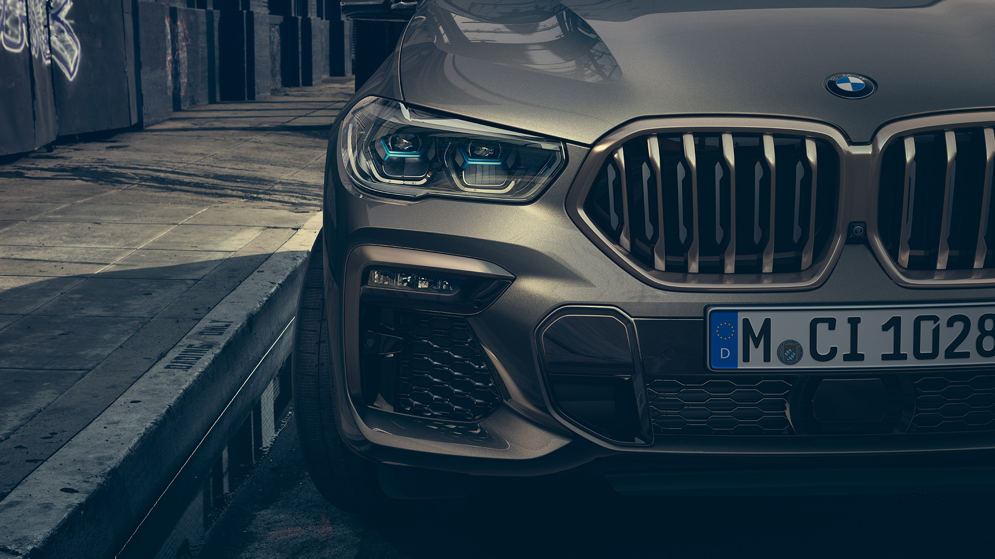 Laserové světlomety BMW Laserlight. Detailní pohled na BMW X6 se záběrem laserových světlometů Laserlight.