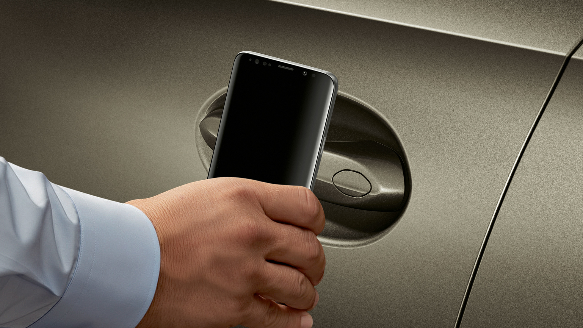 Smart Access přes chytrý telefon. BMW X6 odemčené chytrým telefonem přes funkci Smart Access.
