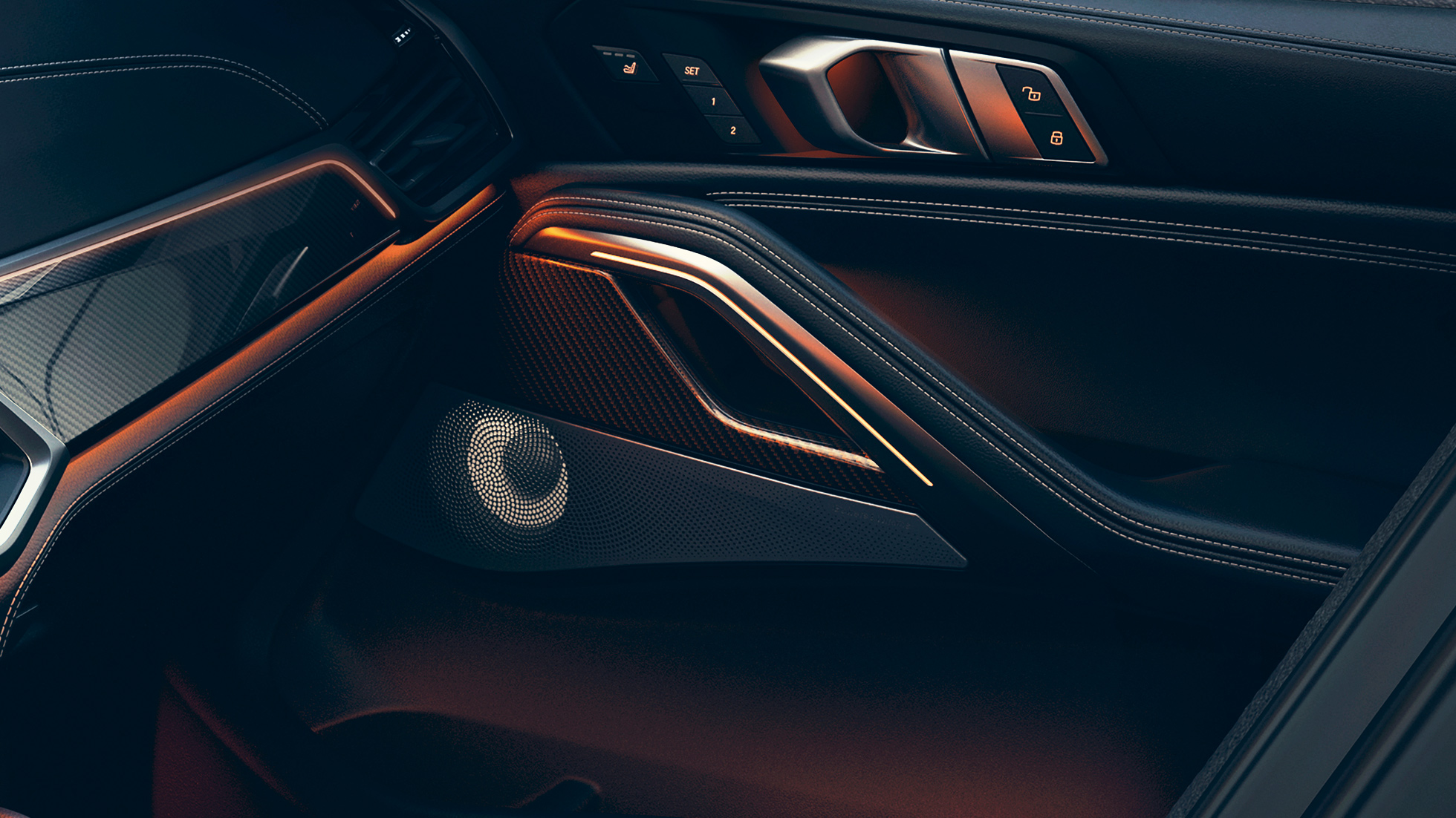Reproduktor BMW X6. Detailní pohled na interiér BMW se záběrem na reproduktor.
