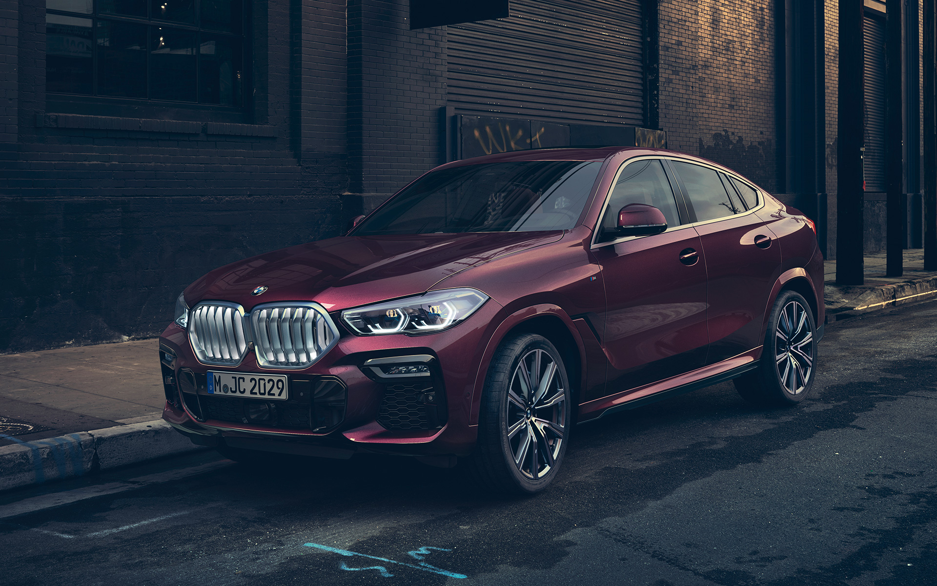 Tříčtvrteční pohled zepředu BMW X6 Individual G06 2019 BMW X6 Individual G06 2019 metalický lak Ametrine (fialová) tříčtvrteční pohled zepředu