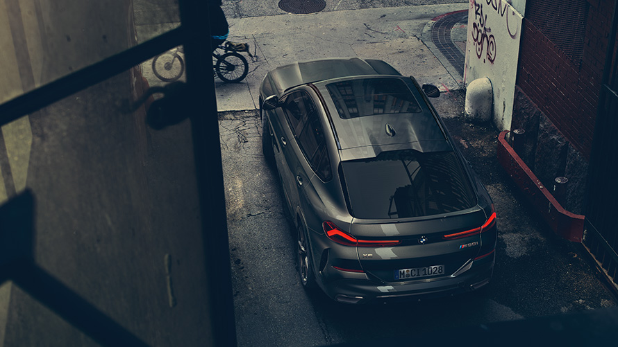 BMW X6 parkování z ptačí perspektivy BMW X6 parkování z ptačí perspektivy