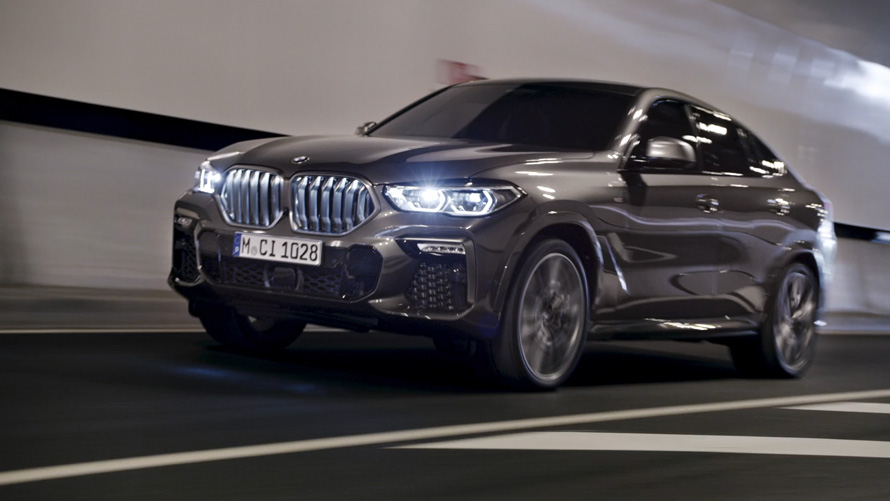 Tříčtvrteční pohled zepředu BMW X6 G06 2019 BMW X6 G06 2019 tříčtvrteční jízdní záběr zepředu před městským prostředím