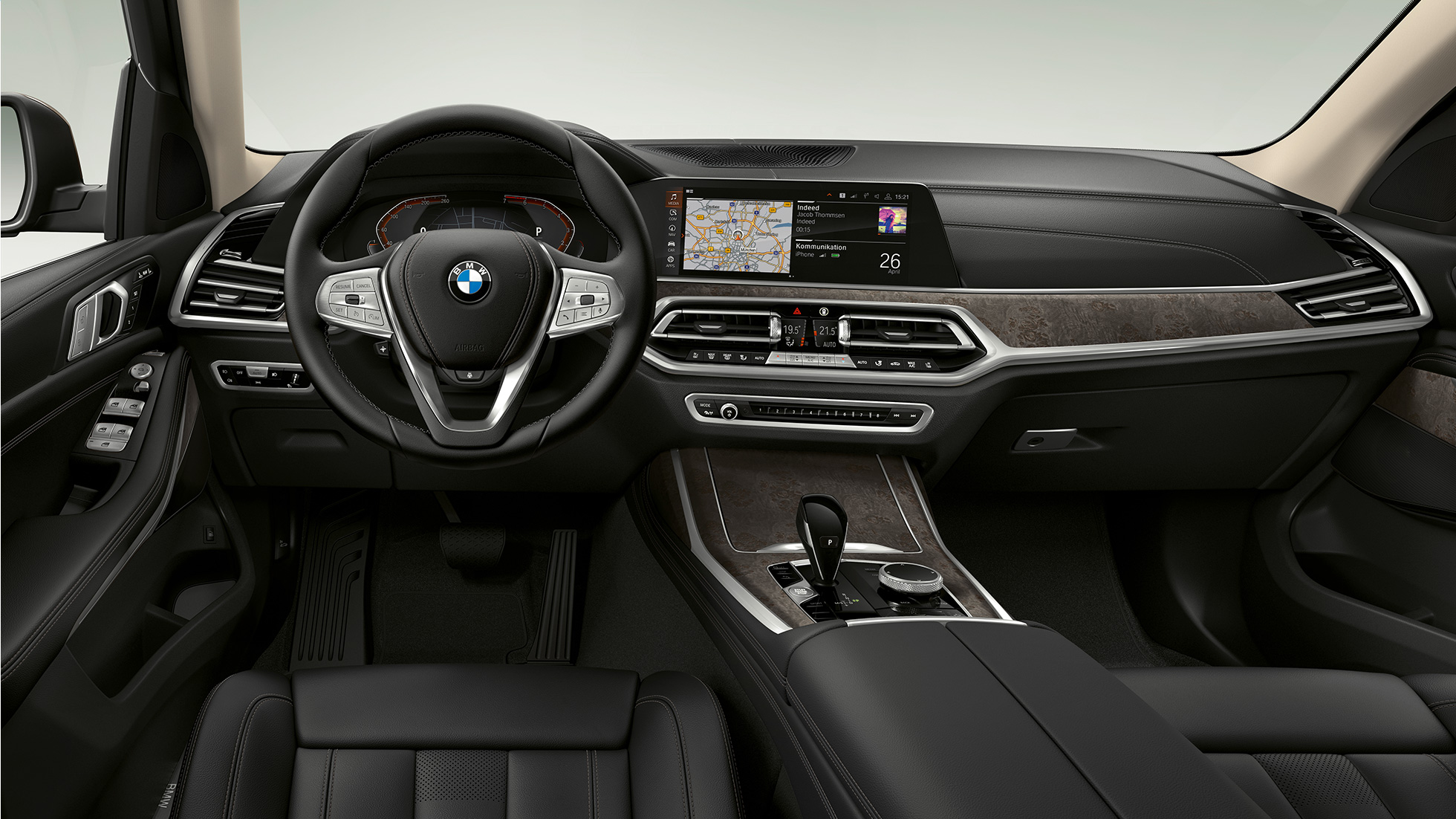 BMW X7, Standardní výbava interiéru Detailní čelní pohled na palubní desku u řidiče BMW X7 se standardní výbavou