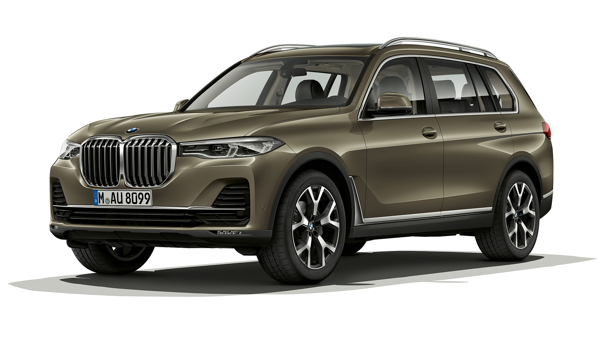 BMW X7 standardní výbava Studiový záběr na BMW X7 v barvě Vermont Bronze ve tříčtvrtečním pohledu zepředu