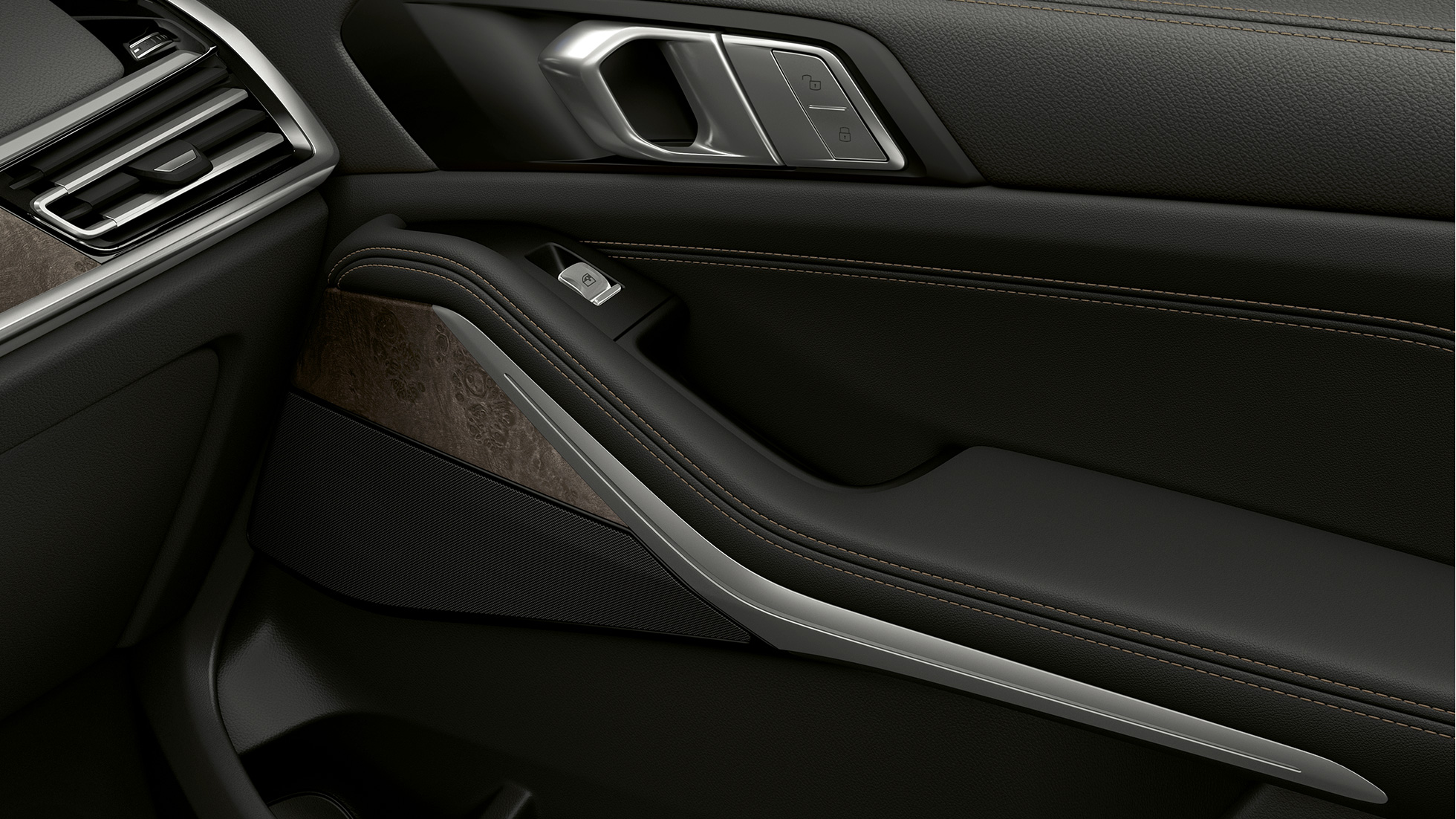 BMW X7, standardní výplně dveří Detailní pohled na výplně dveří BMW X7 se standardní výbavou