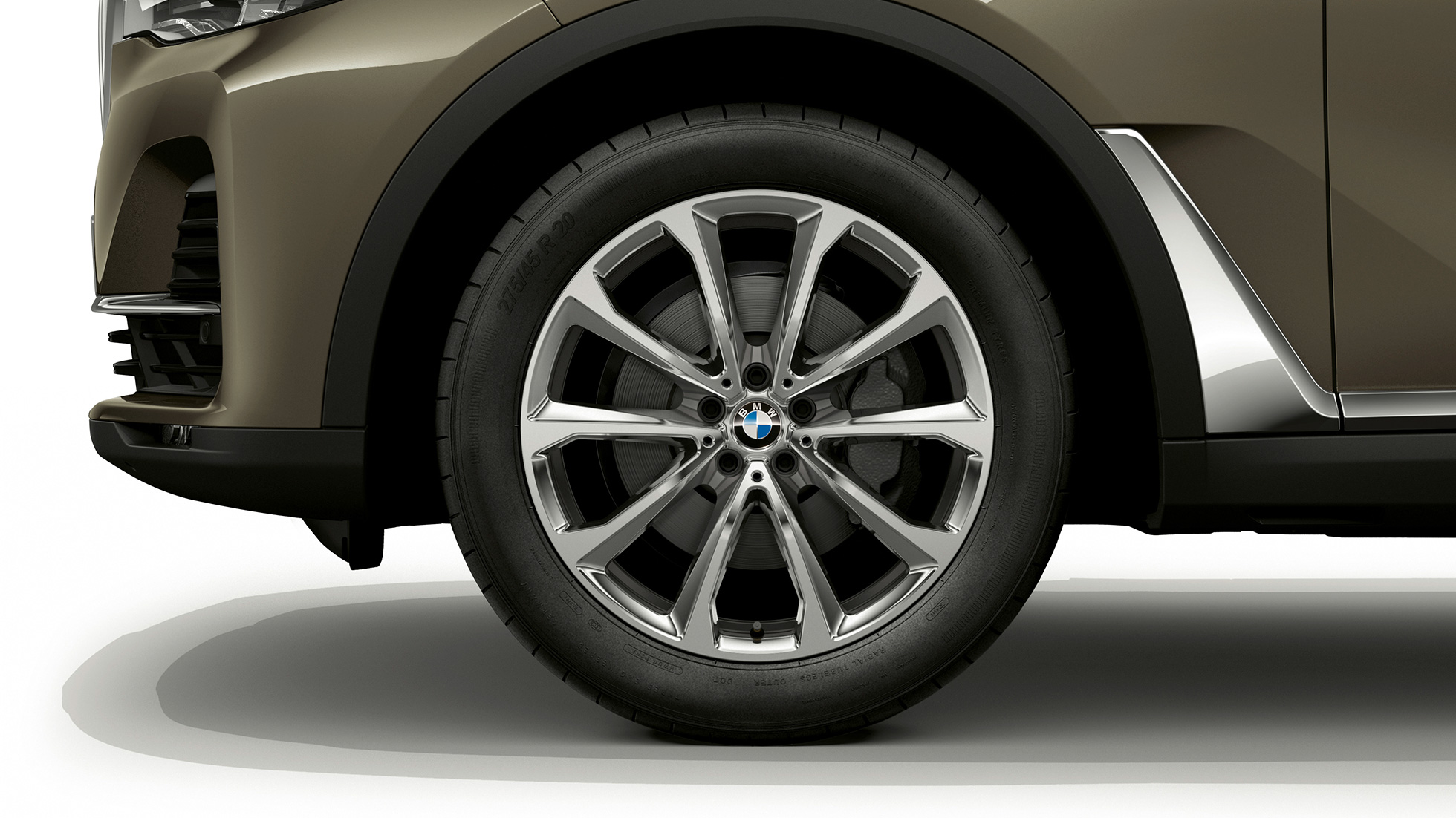 BMW X7, standardní kola z lehké slitiny Detailní pohled na kolo z lehké slitiny BMW X7 se standardní výbavou