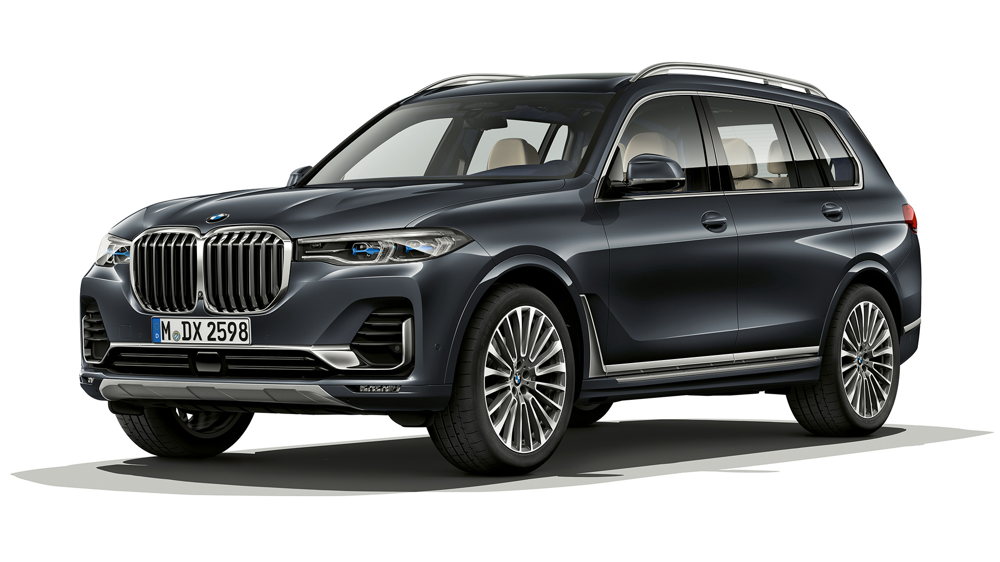 BMW X7 Design Pure Excellence Studiový záběr na BMW X7 z předního tříčtvrtečního pohledu v provedení Design Pure Excellence
