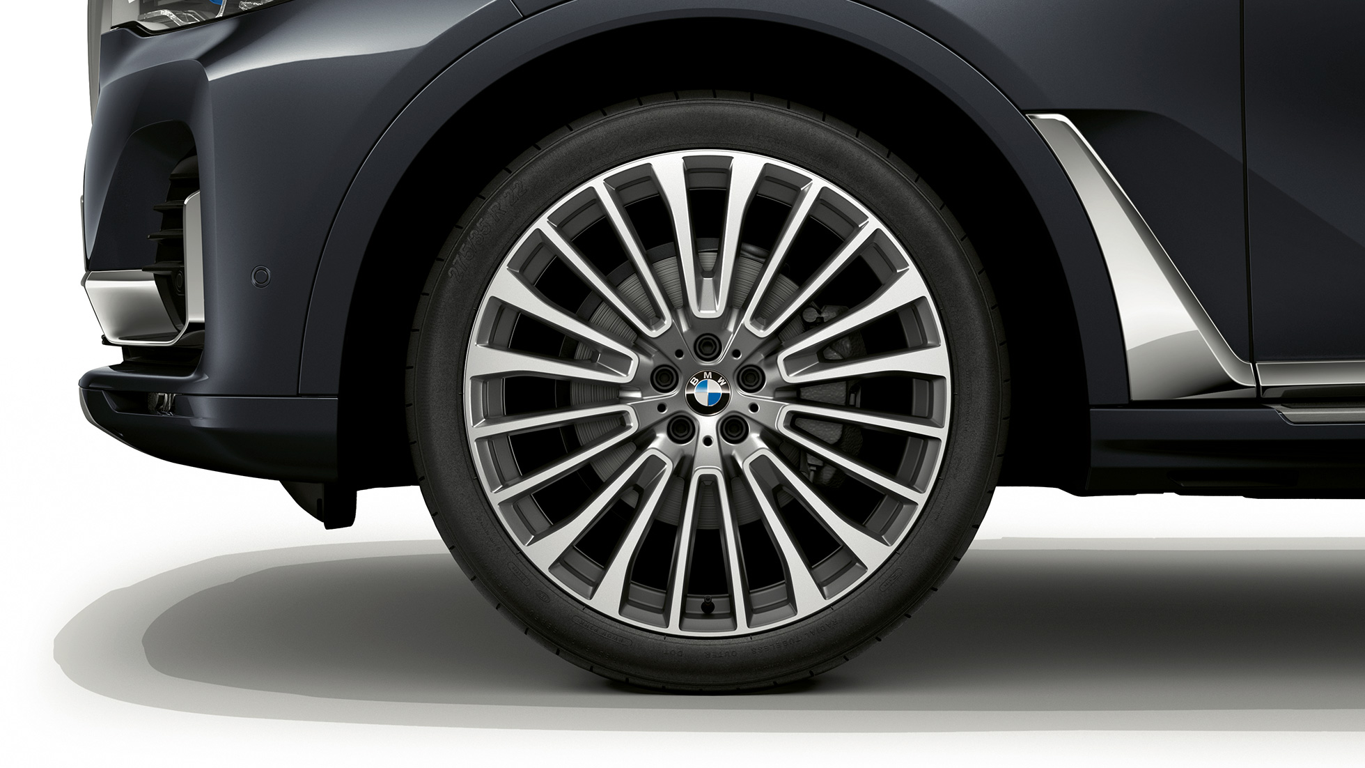BMW X7, Kolo z lehké slitiny Design Pure Excellence Detailní záběr na kolo z lehké slitiny BMW X7 v provedení Design Pure Excellence